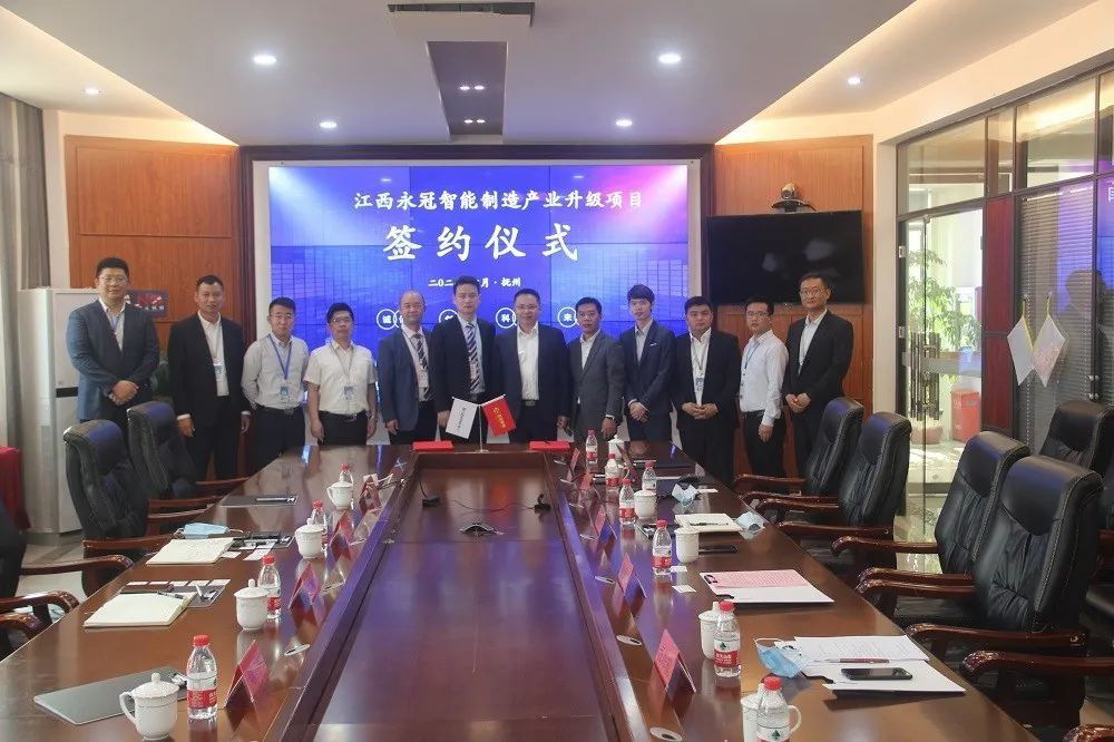 至尊国际签约合影留念